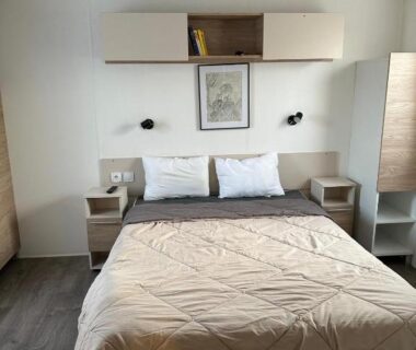 Chambre avec lit double et chevets dans le mobile home Harley
