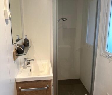 Salle de bain avec cabine de douche et lavabo du Mobile home Harley