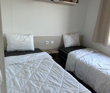 Chambre avec deux lits dans le mobile home Harley