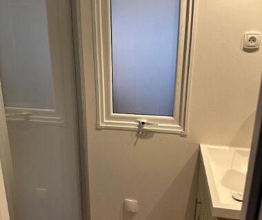 Salle de bain avec douche et lavabo dans le Mobile home Harley