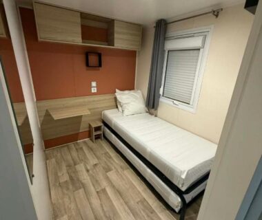 Petite chambre avec lit simple et lit gigogne dans le mobile-home La Carabasse FO88