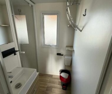 Salle de bain avec douche et lavabo du mobile-home La Carabasse FO88