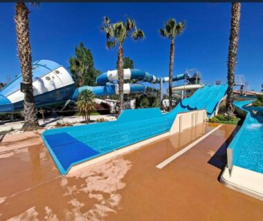 Parc aquatique avec toboggans et piscines au Mobile-home La Carabasse FO88