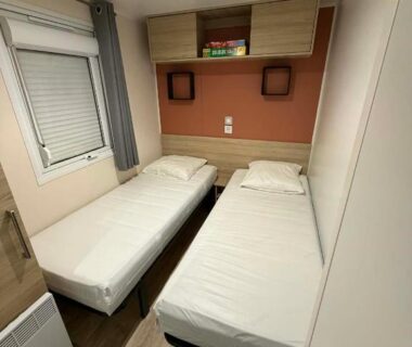 Chambre avec deux lits jumeaux dans le mobile-home La Carabasse FO88