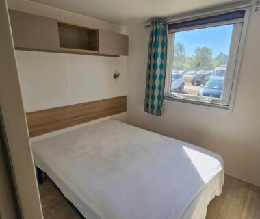 Chambre avec lit et fenêtre du Mobile home Lacanau Ocean