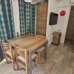 Intérieur avec coin repas et canapé du Mobile home Lacanau Ocean