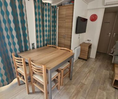 Intérieur avec coin repas et canapé du Mobile home Lacanau Ocean