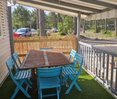 Terrasse couverte avec table et chaises bleues du mobil-home Lacanau Ocean