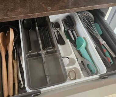 Tiroir de cuisine avec ustensiles dans le mobile home Lacanau Ocean