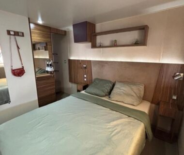 Chambre avec lit double et rangements dans le mobile home Myosotis camping Siblu