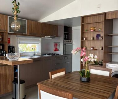 Intérieur avec cuisine et coin repas dans le mobile home Myosotis du camping Siblu