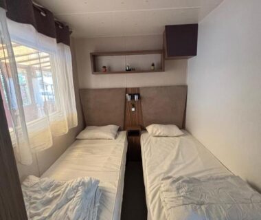 Chambre avec deux lits simples dans le mobile home Myosotis du camping Siblu