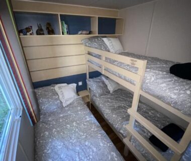 Chambre avec lits superposés et lit simple dans le mobile home PRES de Europa-Park