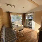 Séjour avec banquette et table dans le mobile home PRES de Europa-Park