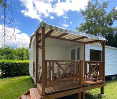 Terrasse en bois sur pelouse au mobil-home PRES de Europa-Park