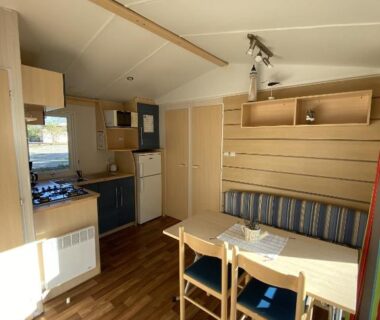 Intérieur avec coin repas et kitchenette du Mobile home PRES de Europa-Park
