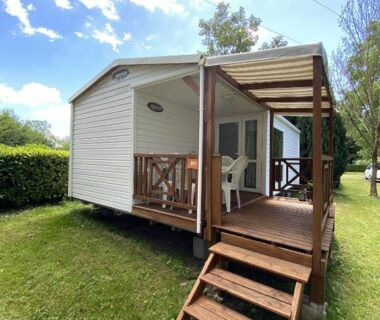 Terrasse et escaliers en bois du Mobile home PRES de Europa-Park