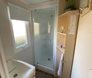 Salle d'eau avec douche et lavabo dans le mobile home PRES de Europa-Park