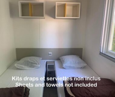 Chambre avec deux lits simples dans le mobile home Premium 24m² 2 chambres