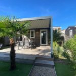 Terrasse avec palmiers au mobile home Premium 24m² 2 chambres
