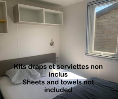 Chambre avec lit et fenêtre dans le mobile home Premium 24m²
