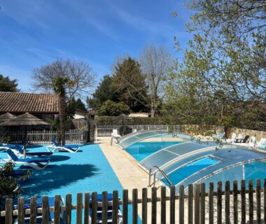 Piscine couverte avec transats et clôture au Mobile home Premium 24m² 2 chambres