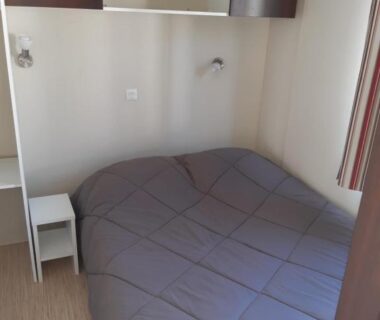 Intérieur chambre avec lit double du Mobile home S004