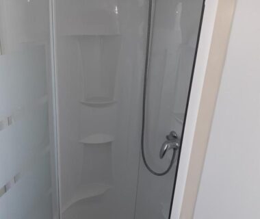 Cabine de douche dans le Mobile home S004