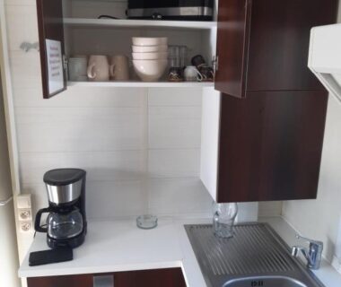 Coin cuisine avec évier cafetière et placards dans le Mobile home S004