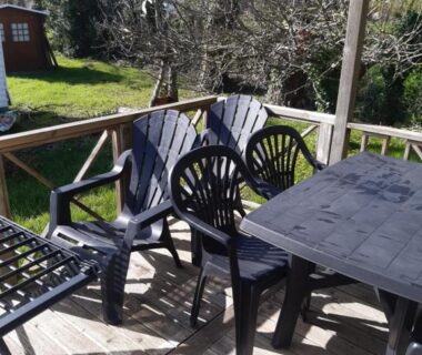 Terrasse en bois avec table et chaises du Mobile home S004