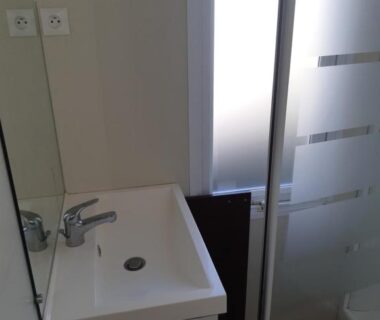 Salle de bain avec lavabo et douche du Mobile home S004
