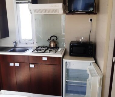 Intérieur kitchenette équipée dans le mobile home S004