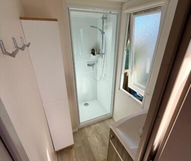 Salle de bain avec cabine de douche dans le Mobile home Sol a gogo