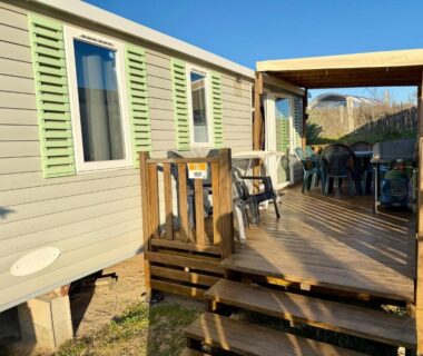Terrasse en bois avec coin repas et chaises du mobile home Sol a gogo