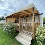 Terrasse couverte et escaliers du Mobile home à Mimizan