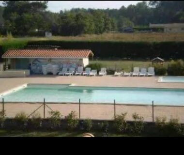 Piscine extérieure avec transats du mobile home à Mimizan