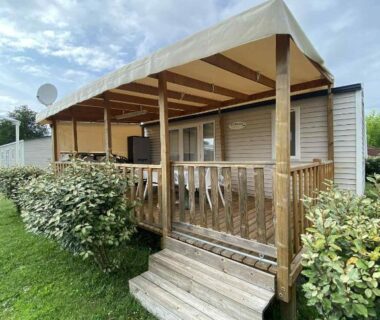 Terrasse couverte et escaliers du Mobile home à Mimizan