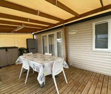 Terrasse couverte avec table et chaises du Mobile home à Mimizan