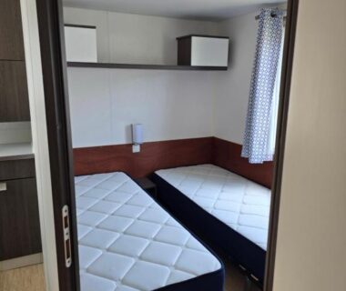 Intérieur chambre avec deux lits simples dans le mobile home à Mimizan