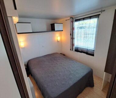 Chambre avec lit double et fenêtre dans le mobile home à louer Les Sables d'Olonne Vendée