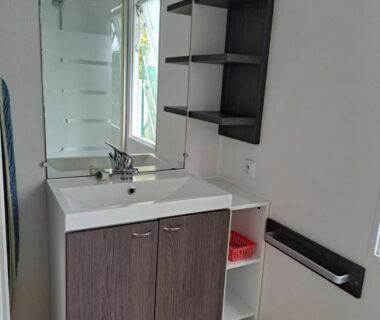 Salle de bain avec lavabo et miroir dans le mobile home à louer Les Sables d'Olonne – Vendée