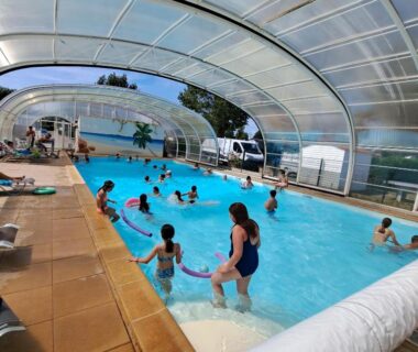 Piscine couverte avec enfants jouant au Mobile home à louer Les Sables d'Olonne - Vendée