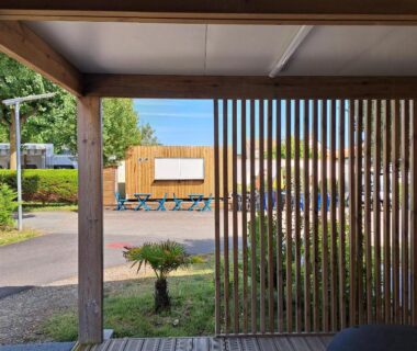 Terrasse couverte avec vue sur transats et allée du Mobile home à louer Les Sables d'Olonne - Vendée