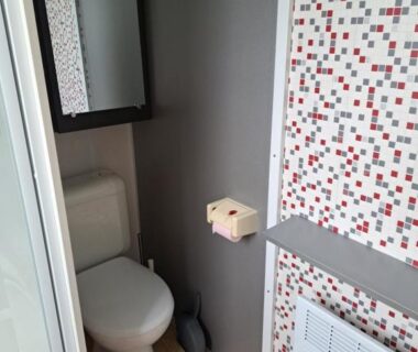 Toilettes compactes avec miroir dans le mobile home Les Sables d'Olonne