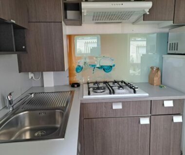 Cuisine équipée avec évier et plaque de cuisson dans le mobile home à louer Les Sables d'Olonne Vendée