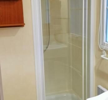 Salle de bains avec cabine de douche dans le Mobile home camping Ardèche