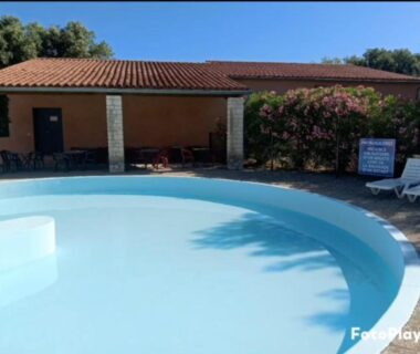 Piscine extérieure avec transats et terrasse au Mobile home camping Ardèche
