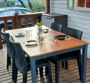 Terrasse avec table et chaises du Mobile home camping Ardèche