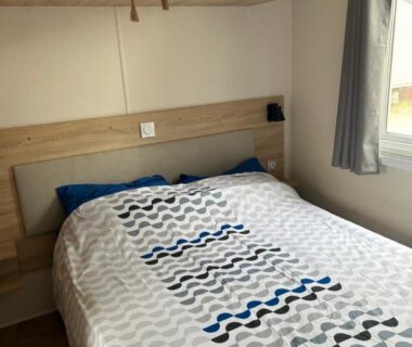 Chambre avec lit double et rangements du mobile home Canet en Roussillon