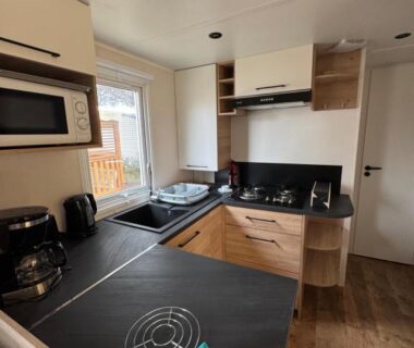 Cuisine équipée avec micro-ondes plaques et évier dans le Mobile home canet en Roussillon